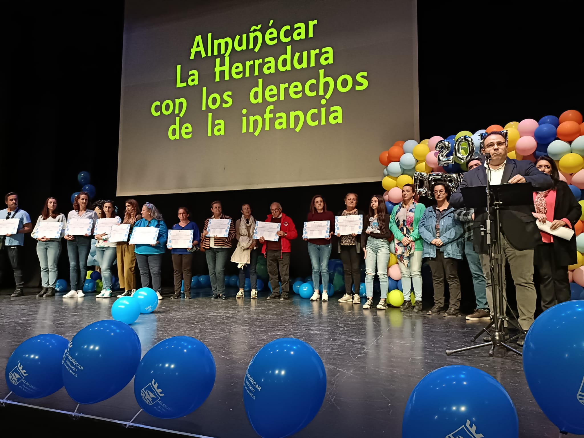 El alcalde de Almuñécar se compromete a velar por los derechos de los niños y niñas.